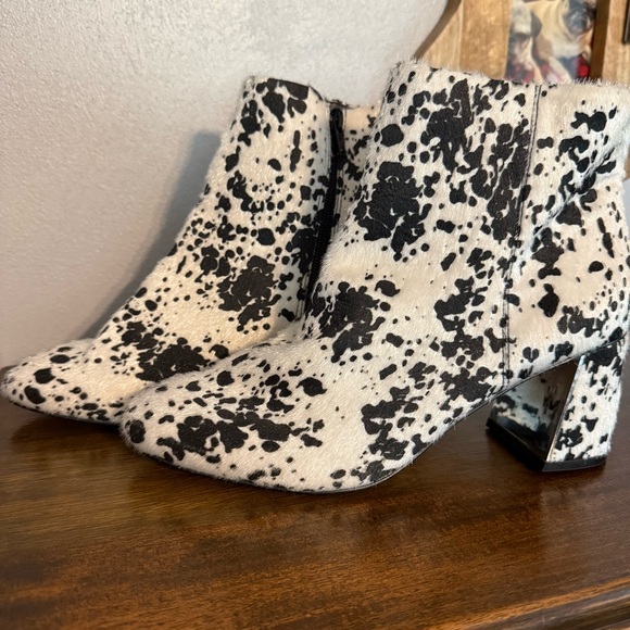 XOXO NWT Black & White Spotted Dalmatian Faux Calf Hair Chunky Heel Booties 7.5 - Picture 4 of 10